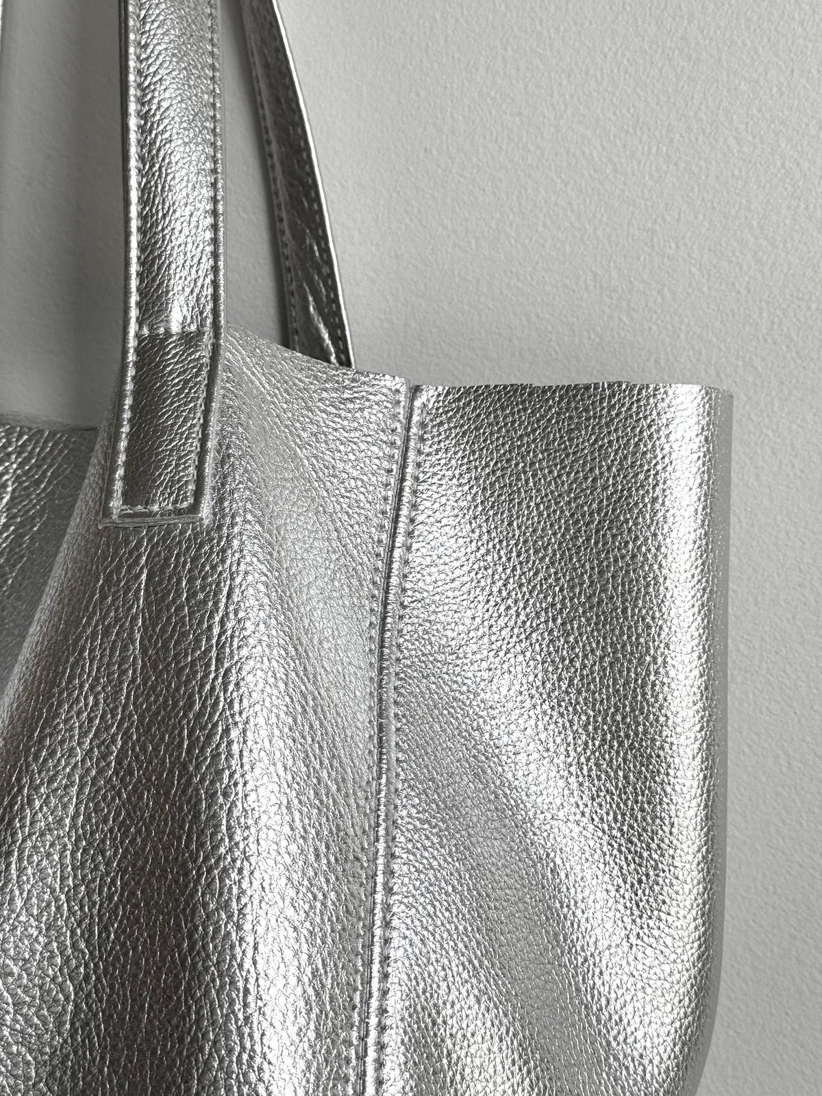 Minimalist Tote - Metallic Silver